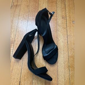Ankle strap block heel suede black
